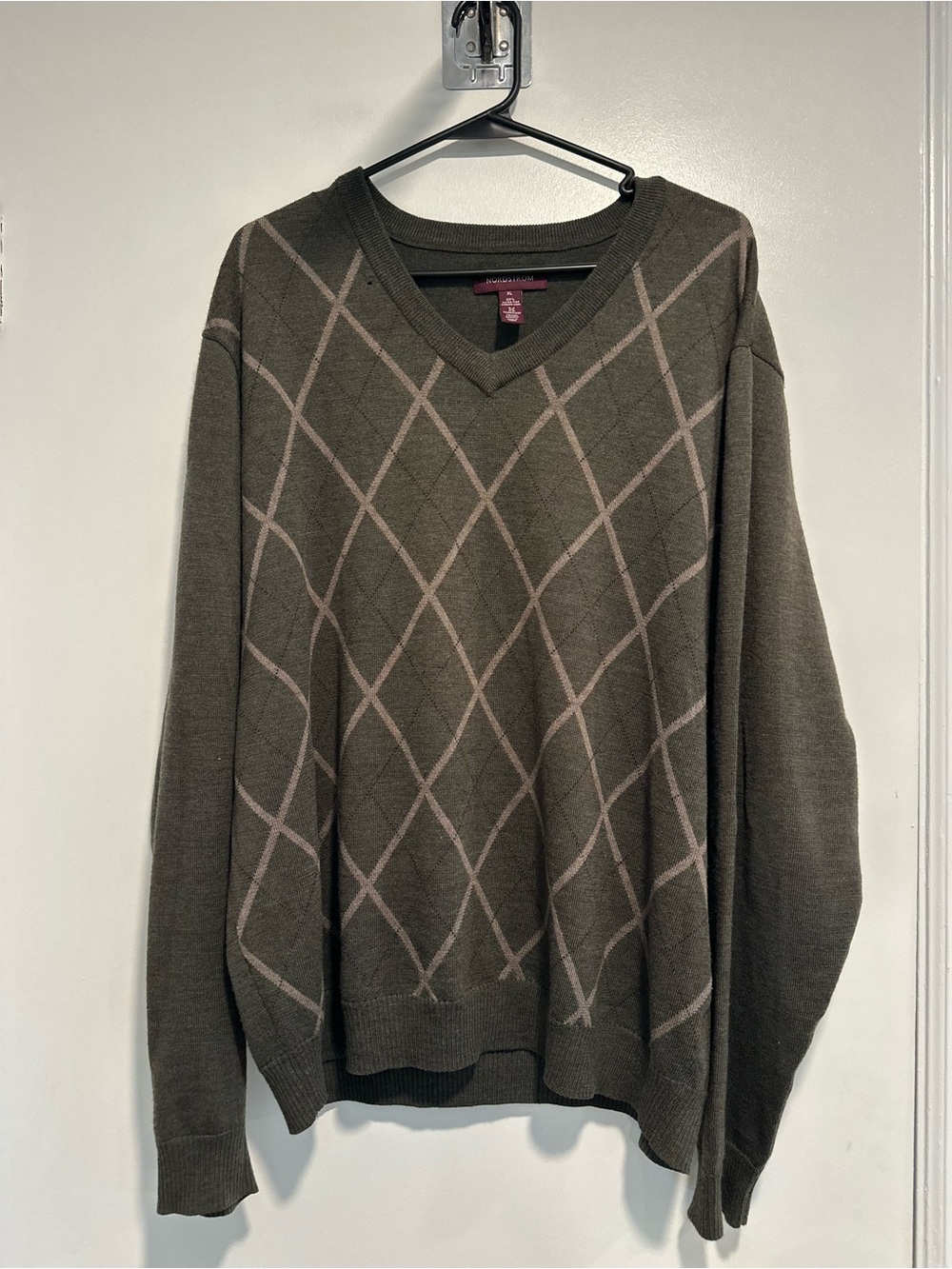 Nordstrom extra fine merino wool Sz:XL dark green V-neck argyle sweater.